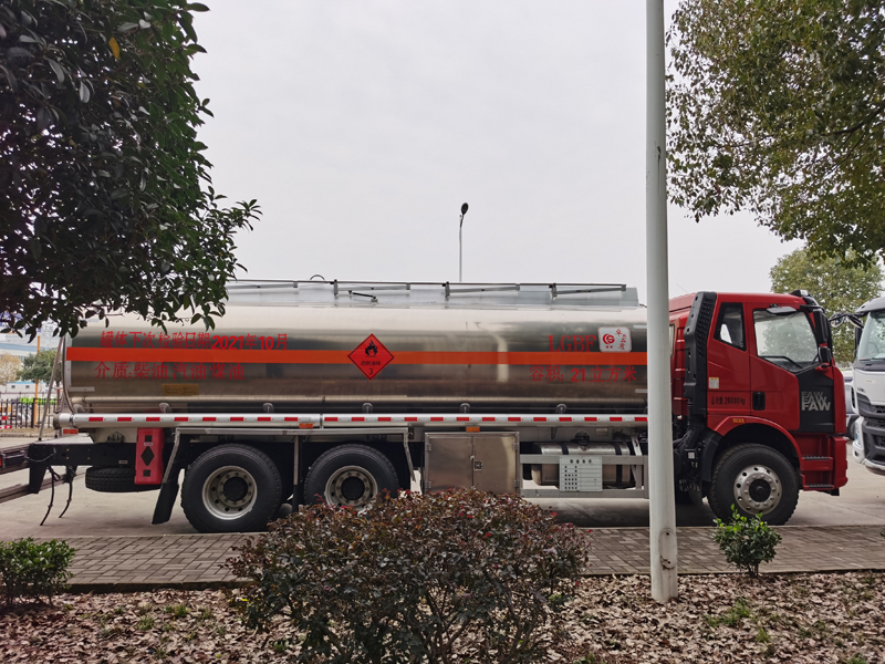 国六解放后八铝合金油罐车