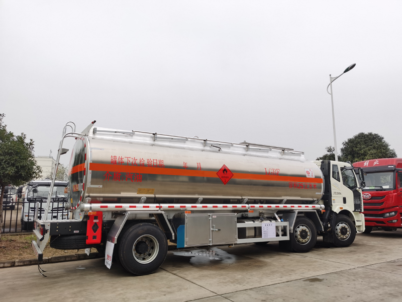 解放小三轴铝合金油罐车