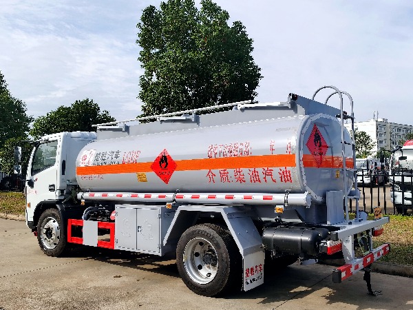 东风8吨油罐车