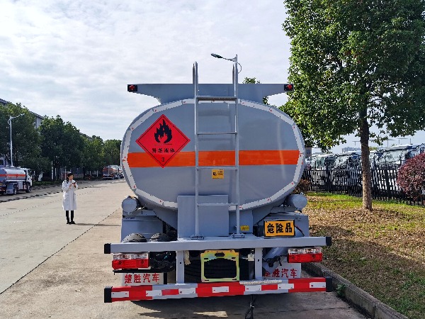 东风8吨油罐车