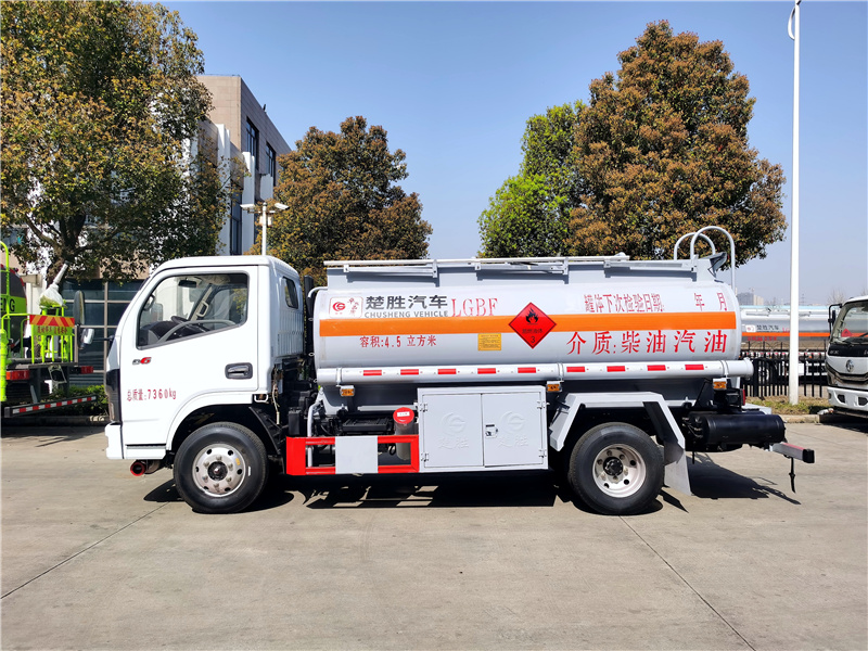 东风多利卡5吨油罐车