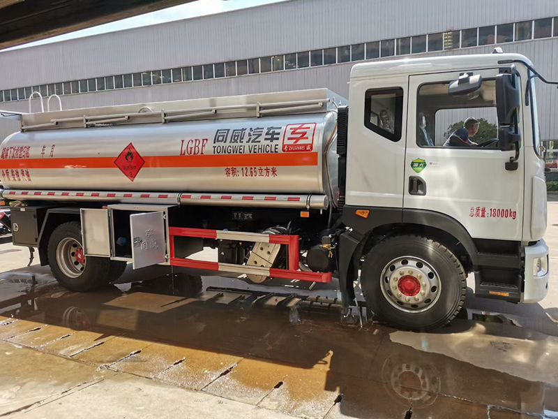 D9 10吨运油车