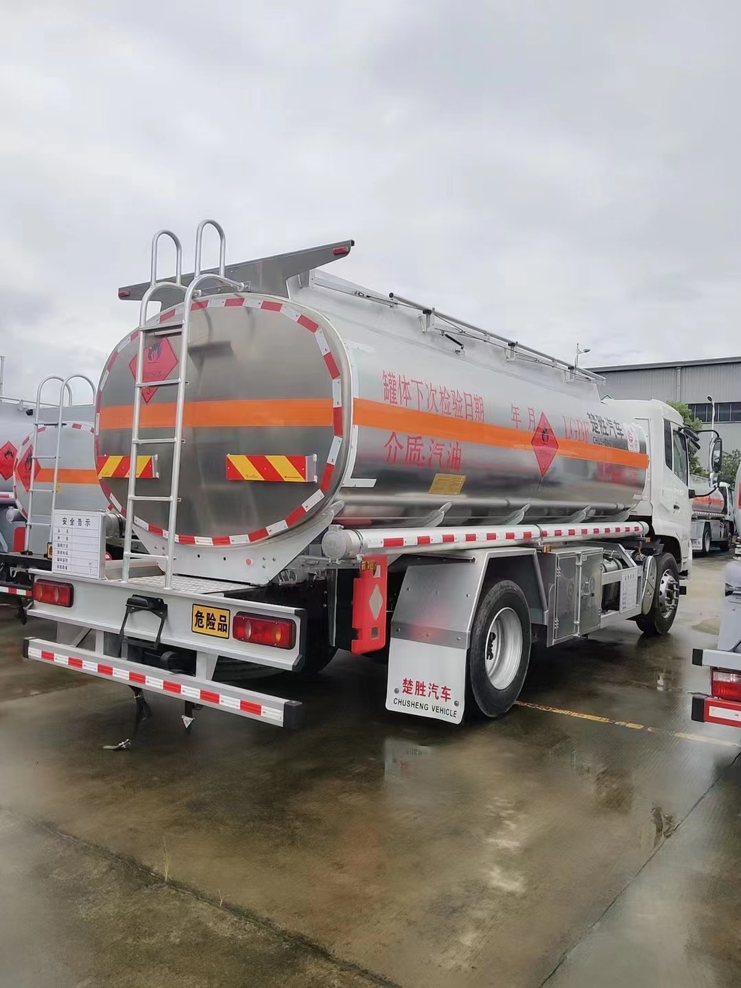 东风天锦10吨油罐车