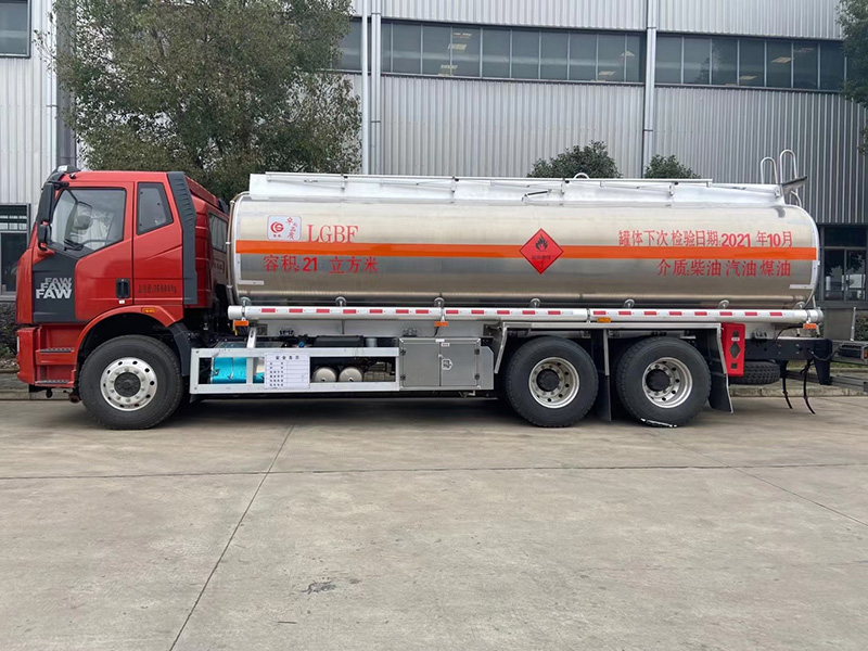 国六解放后八轮铝合金油罐车