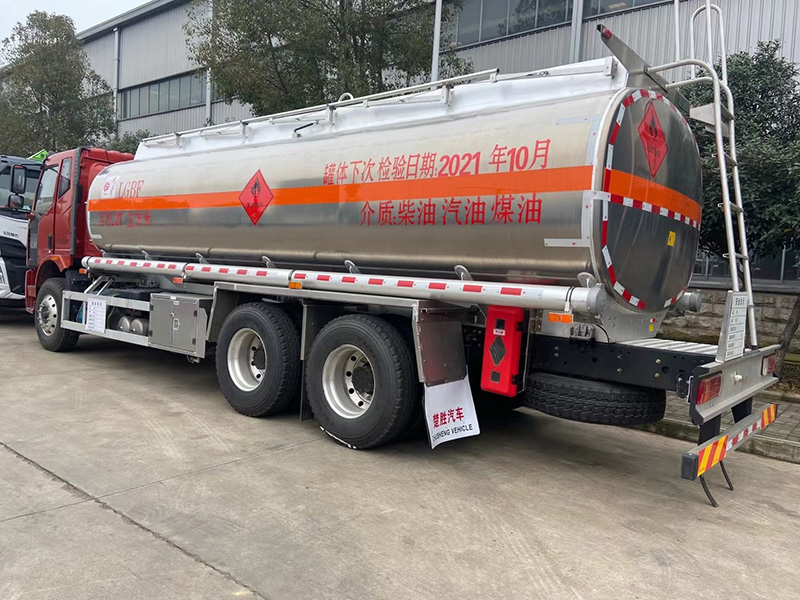 国六解放后八轮铝合金油罐车